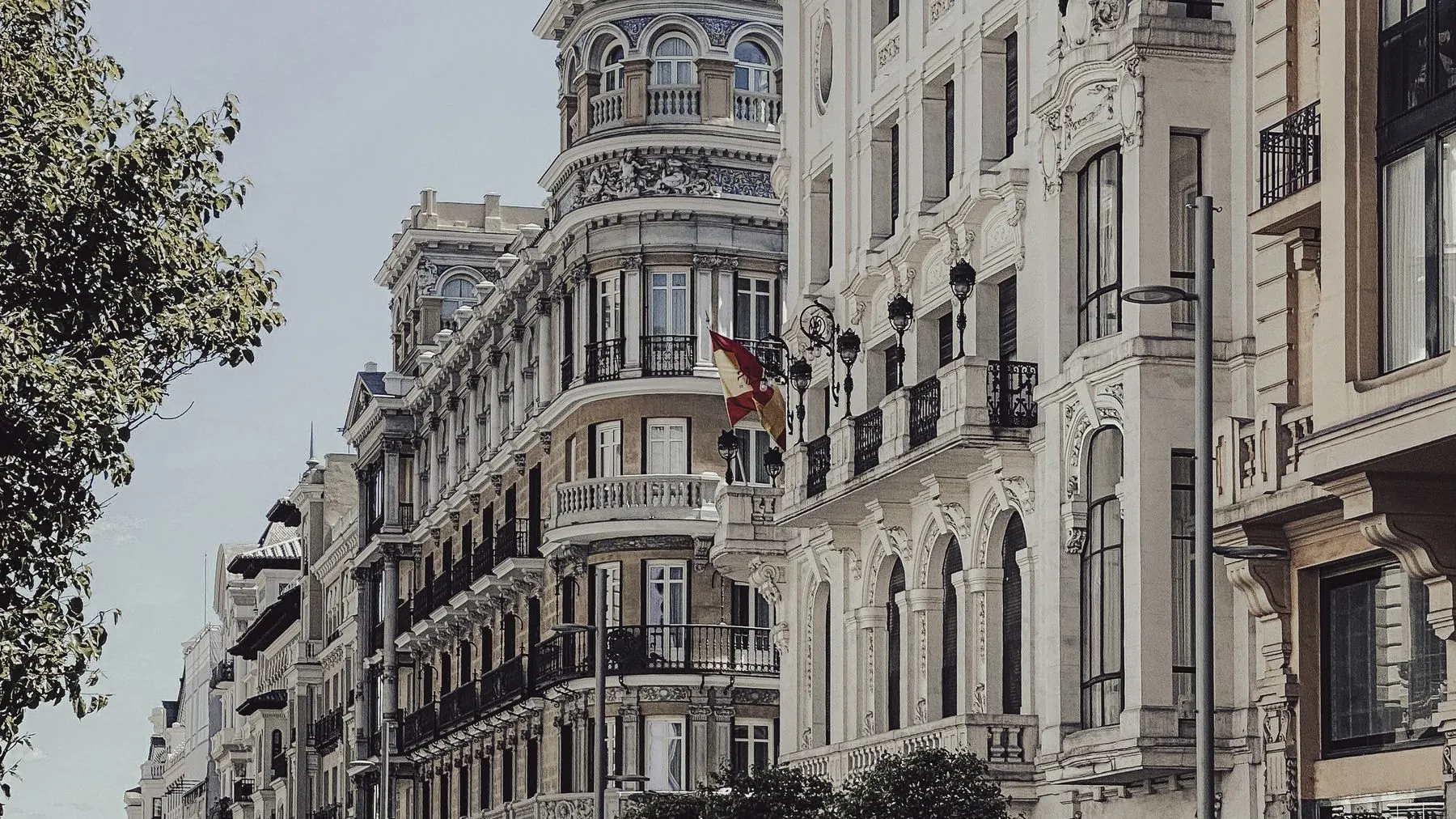 Calle comercial de una ciudad española con locales a pie de calle